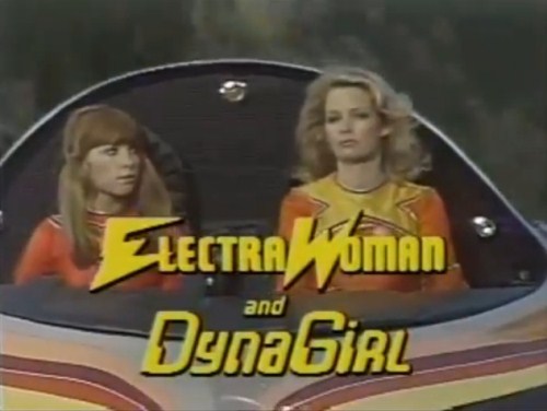 - الکترا وومن  و دینا گرل (Electra Woman and Dyna Girl)  سال پخش: 1976 – 1977  سریالی که اواسط دهه 70 میلادی از شبکه ABC پخش میشد (16 قسمت ازش پخش شد). درباره دو ابقرهرمان زن بود که با جرم و جنایت مبارزه میکردند. «دیدره هال» نقش Electra Woman و «جودی استرانگیس» نقش دستیار نوجوان او یعنی Dyna Girl را بازی میکردند. آنها در ضمن خبرنگار مجله  Newsmaker Magazine هم بودند . جالبه که نام خانوادگی واقعی آنها هرگز فاش نشد و فقط فهمیدیم که اسمشون «لوری» و «جودی» هستش. در هر قسمت آنها لباس های تنگ خودشان را در هاله ای از نور به نام Electra-Change پوشیده و سوار بر Electracar به جنگ خلافکاران میرفتند. در این راه از گجت های تکنولوژیکی هم بهره میگرفتند. یک دانشمند نابغه به نام «فرانک هفلین» نیز در مقر آنها به نام ElectraBase بود که بهشون کمک میکرد! همانطور که میبینید اونا در واقع نسخه مونث بتمن و رابین بودند!  لازم به ذکره که سال 2016 یک سریال اینترنتی که در واقع ریبوت این سریال بود ساخته شد که از اپیزودهای کوتاه تشکیل شده بود.     - بهترین قهرمان آمریکا (The Greatest American Hero)  سال پخش: 1981 – 1983  یک سریال کمدی ابرقهرمانی که برای سه فصل از شبکه ABC پخش شد ( اولش به صورت یک پایلوت دو ساعته تولید شد). داستان معلمی به نام «رالف هینکلی» (با بازی «ویلیام کات» ) را روایت میکرد که یک روز گروهی از بیگانگان بهش لباس قرمز و سیاهی  اعطا میکنند که بهش قدرت فوق بشری میده. متاسفانه او کتابچه راهنمای لباس رو گم میکنه و باید با آرمونو  خطا بفهمه قدرت هاش چطور عمل میکنند! به همین دلیل اتفاقات بامزه های رخ میدهد.  لازم به ذکره که سال 1986 بازیگران این سریال بار دیگر گرد هم آمدند تا یک فیلم پایلوت تلویزیونی به نام "بهترین مونث زن آمریکا" (The Greatest American Heroine) بسازند ولی این پایلوت هرگز روی آنتن نرفت و در عوض ادیت شد تا به عنوان اپیزودهای جدید سریال قبلی پخش بشه!
