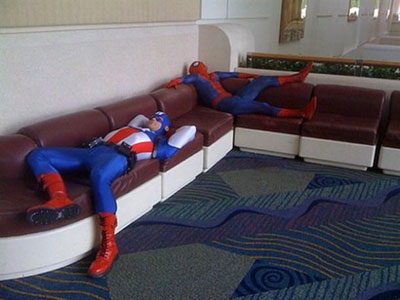 spidey-and-cap-on-sofa عكس هاي بامزه خنده دار جذاب و جالب از مرد عنكبوتي