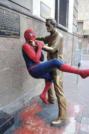 [تصویر:  spidey-fights-evil-statue.jpg]