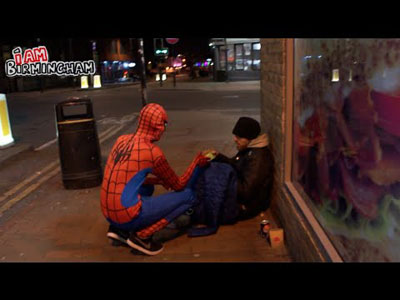 كمك مرد عنكبوتی ناشناس به نیازمندان شهر