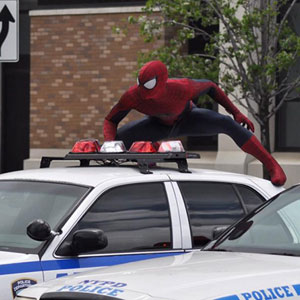 مرد عنكبوتي روي ماشين پليس